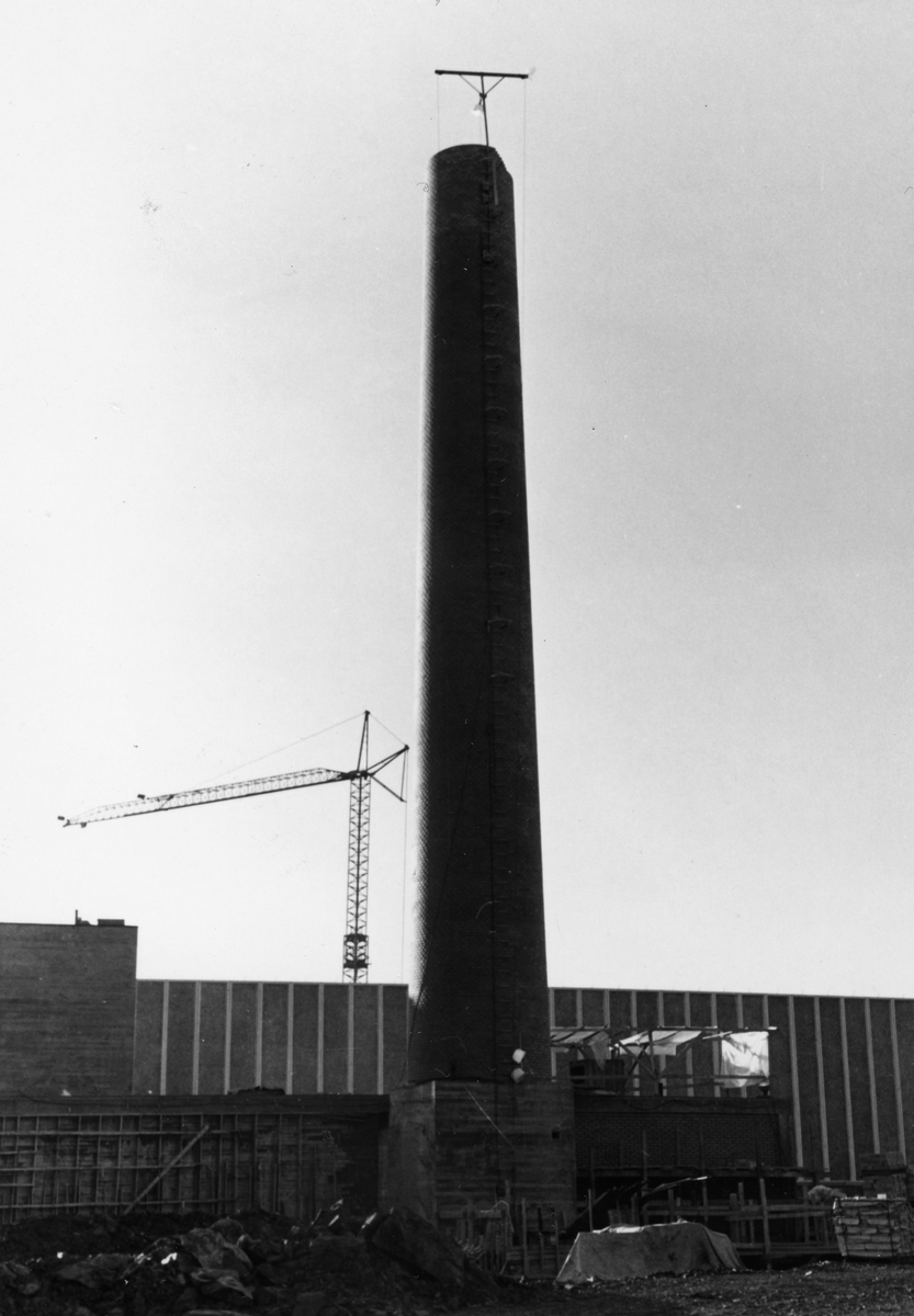 Byggeplass.
Konstruksjon av Tiedemanns Tobaksfabrik på Hovin i 1967. Nærbilde på den store pipen på fabrikken.