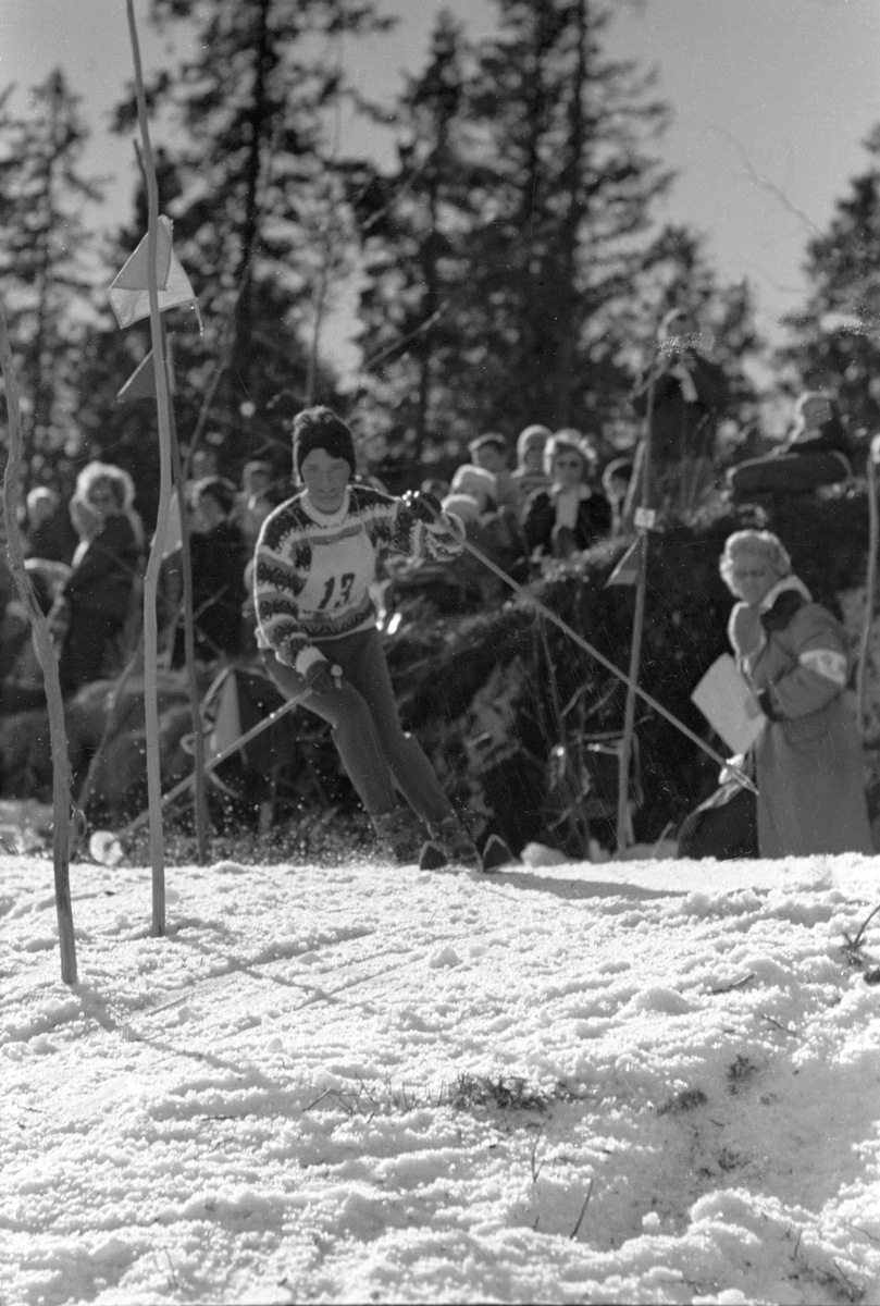 Aud Hvammen med startnummer 13 i fin stil gjennom slalåmportene.  Blåveis-rennet, Kolsås 9. april 1961.  Fotografert av Johan Brun.