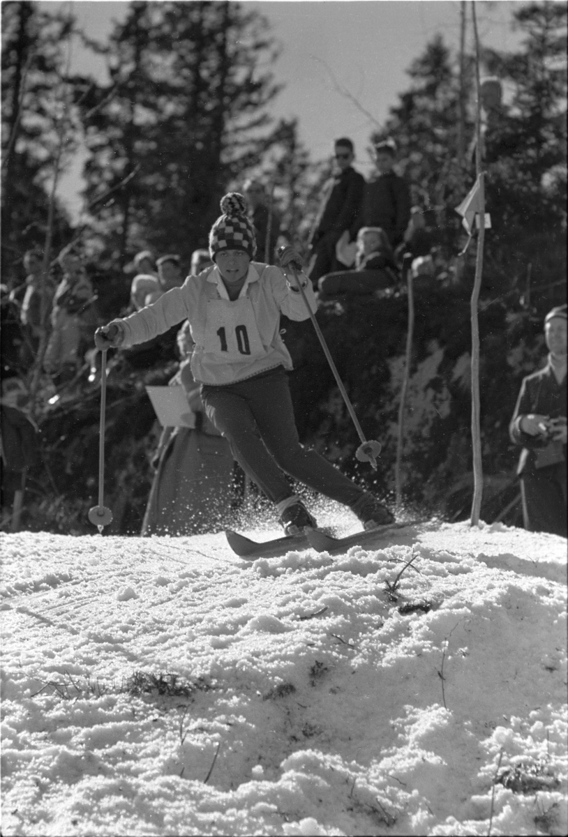 Bente Fjeldstad Nilsen med startnummer 10 i fin stil gjennom slalåmportene.  Blåveis-rennet, Kolsås 9. april 1961.  Fotografert av Johan Brun.