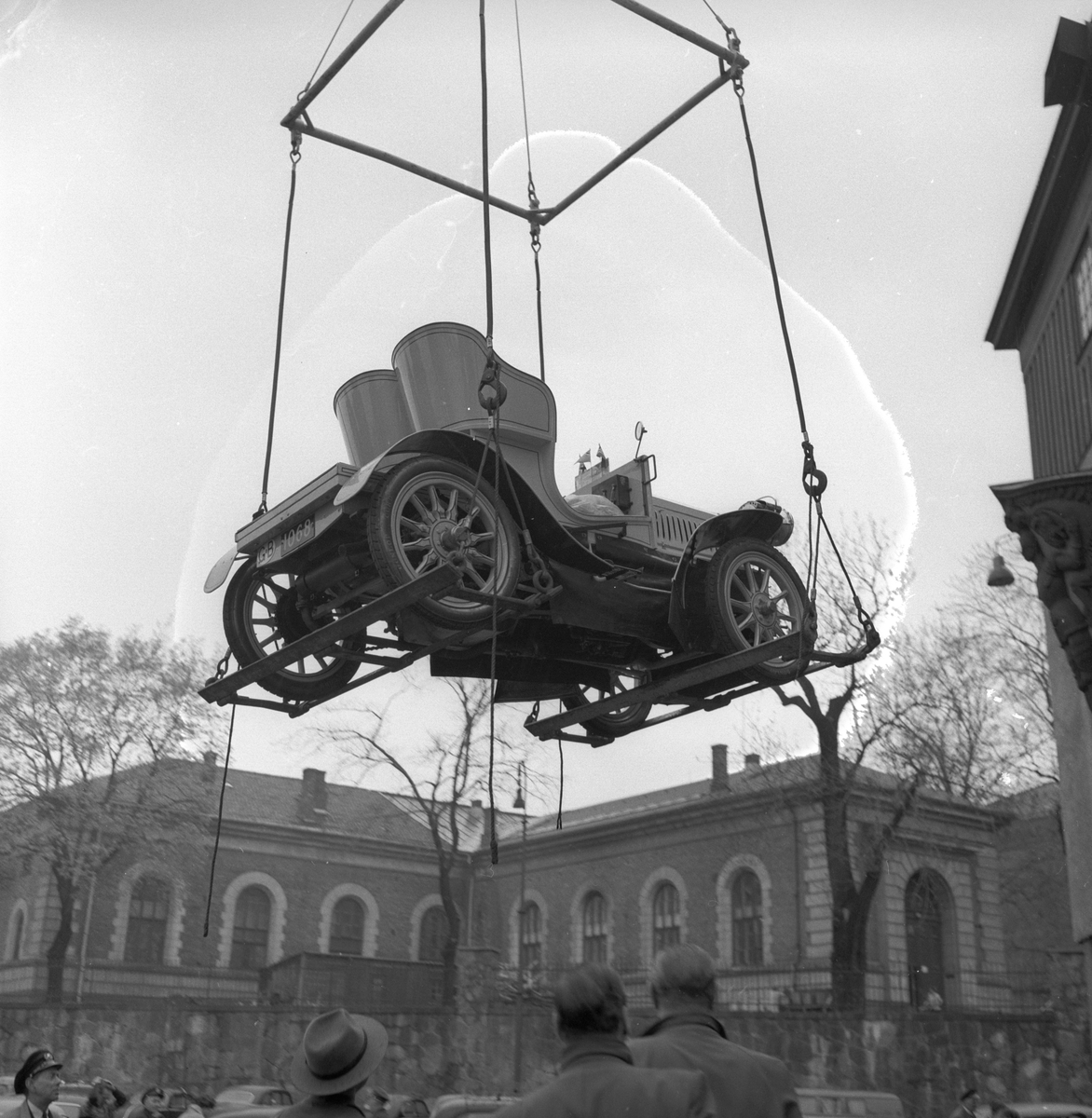 En veteranbil heises iland ved Akershus.
Fotografert 1957.
