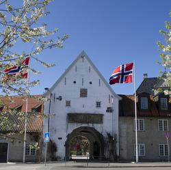 Bergensporten, kopi av stadsporten i Bergen. Inngangen til N