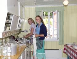 To jenter tar oppvasken i kjøkkenet.Trønderskolen anno 1959.
