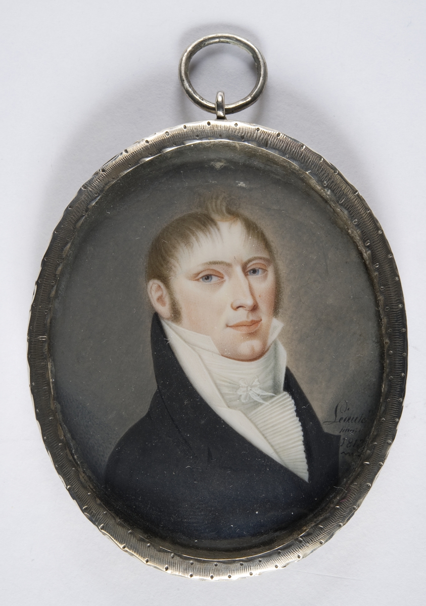 Malt miniatyrportrett av Johannes Arboe Wiel. Han var født i Halden i 1782.
Medaljongen er signert  Leauté 1812.