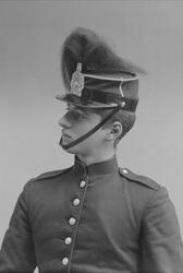 Portrett, mann i kadettuniform.