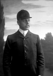 Portrett, godseier Hesselberg-Meyer i ridedrakt.