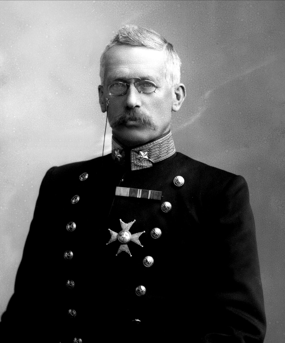 Portrett, Trygve Olavsøn Klingenberg (1842-1932), i uniform som generalmajor som reglementert fra 1899.