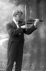 Portrett, mann spiller fiolin. Fiolinist Due.