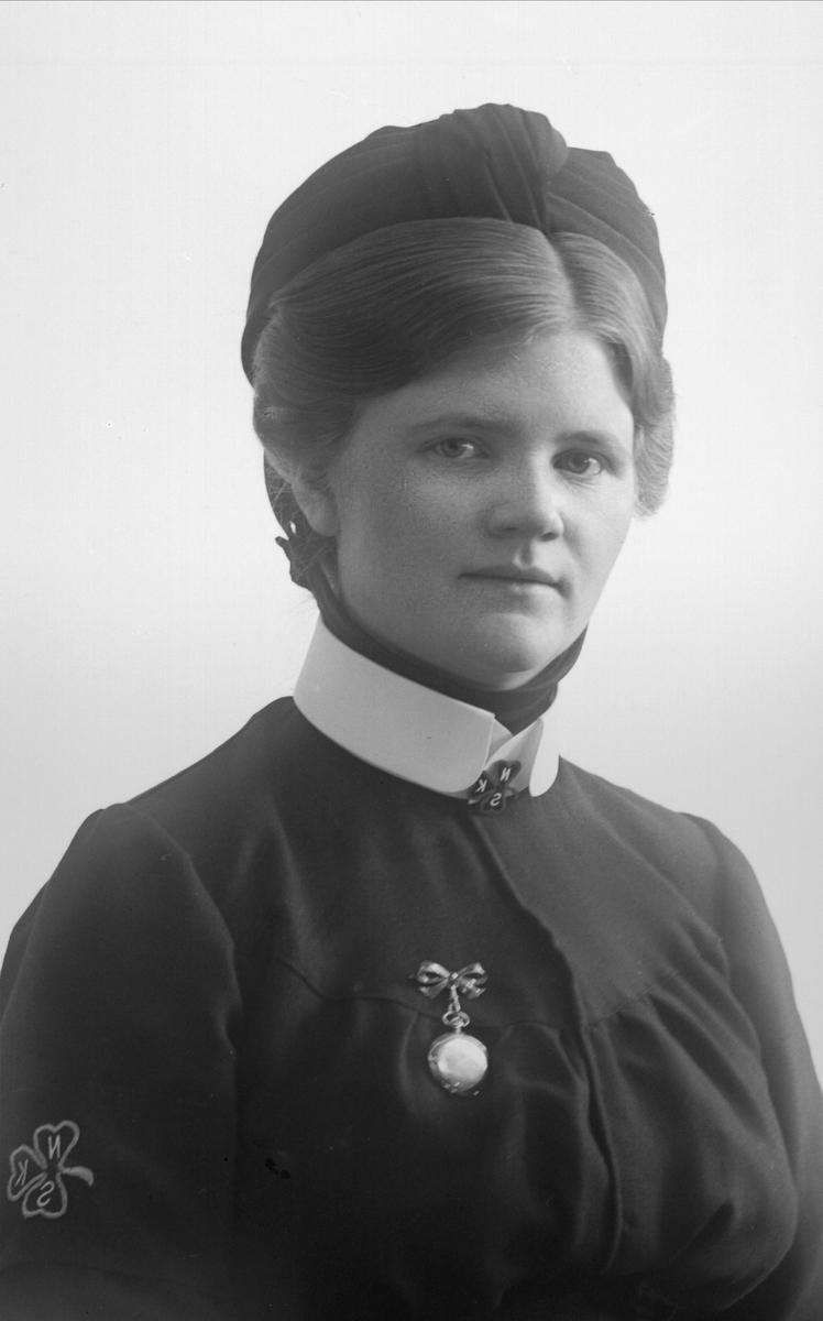 Portrett, sykepleier, søster Anna Solskjel.