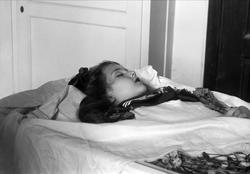 Post mortem-fotografi. Kvinne i kiste.