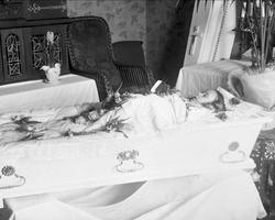 Post mortem-fotografi. Død pike pyntet til begravelse.