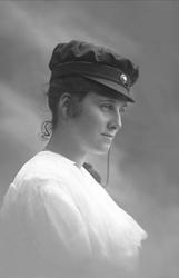 Portrett, jente med studentlue. Student frøken Kirsten Damma