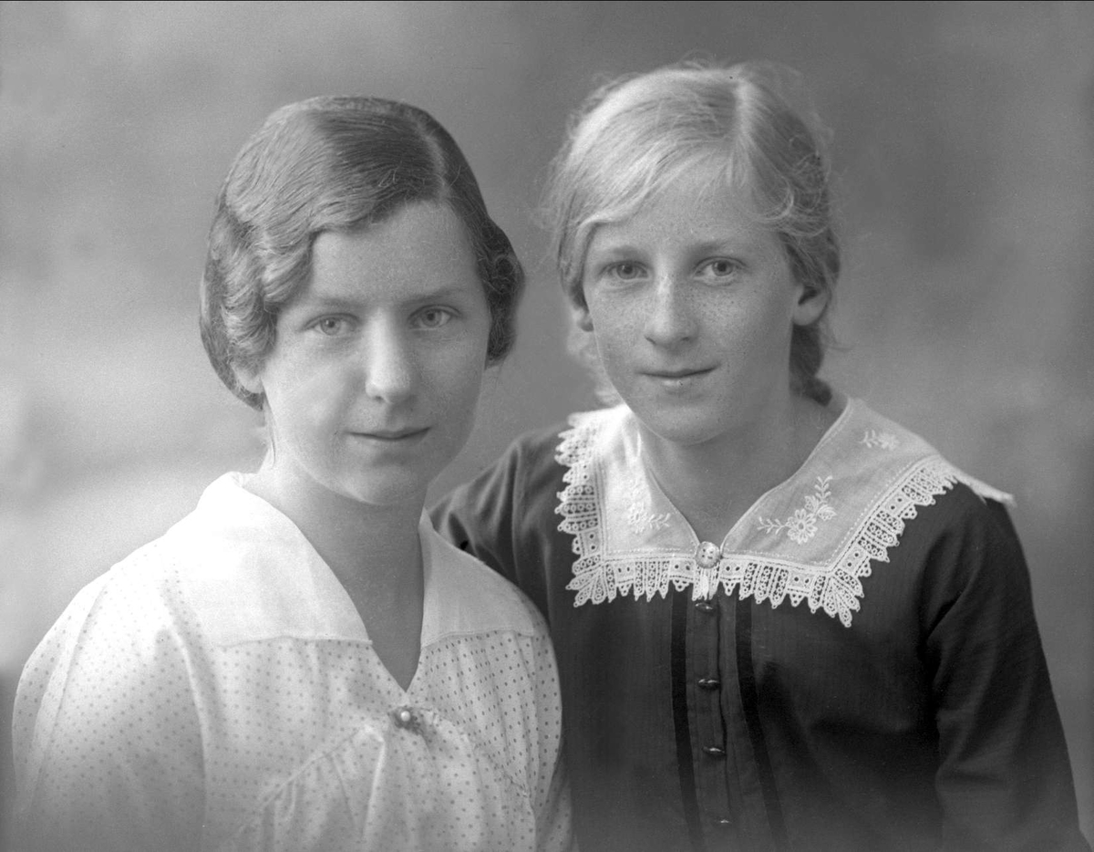 Gruppe, to søstre. Birgit "Bibbi" Østbye og hennes søster Ingrid Østbye (f. 1902).  