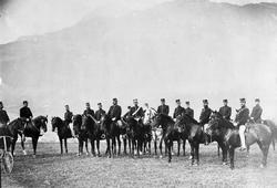 Gruppeportrett, større antall offiserer til hest. Sannsynlig