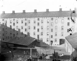 Bygård, eksteriør, med gårdsplass med barn, antatt Oslo.