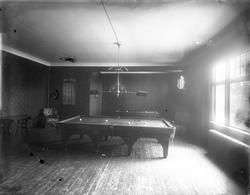 Interiør med biljardbord.