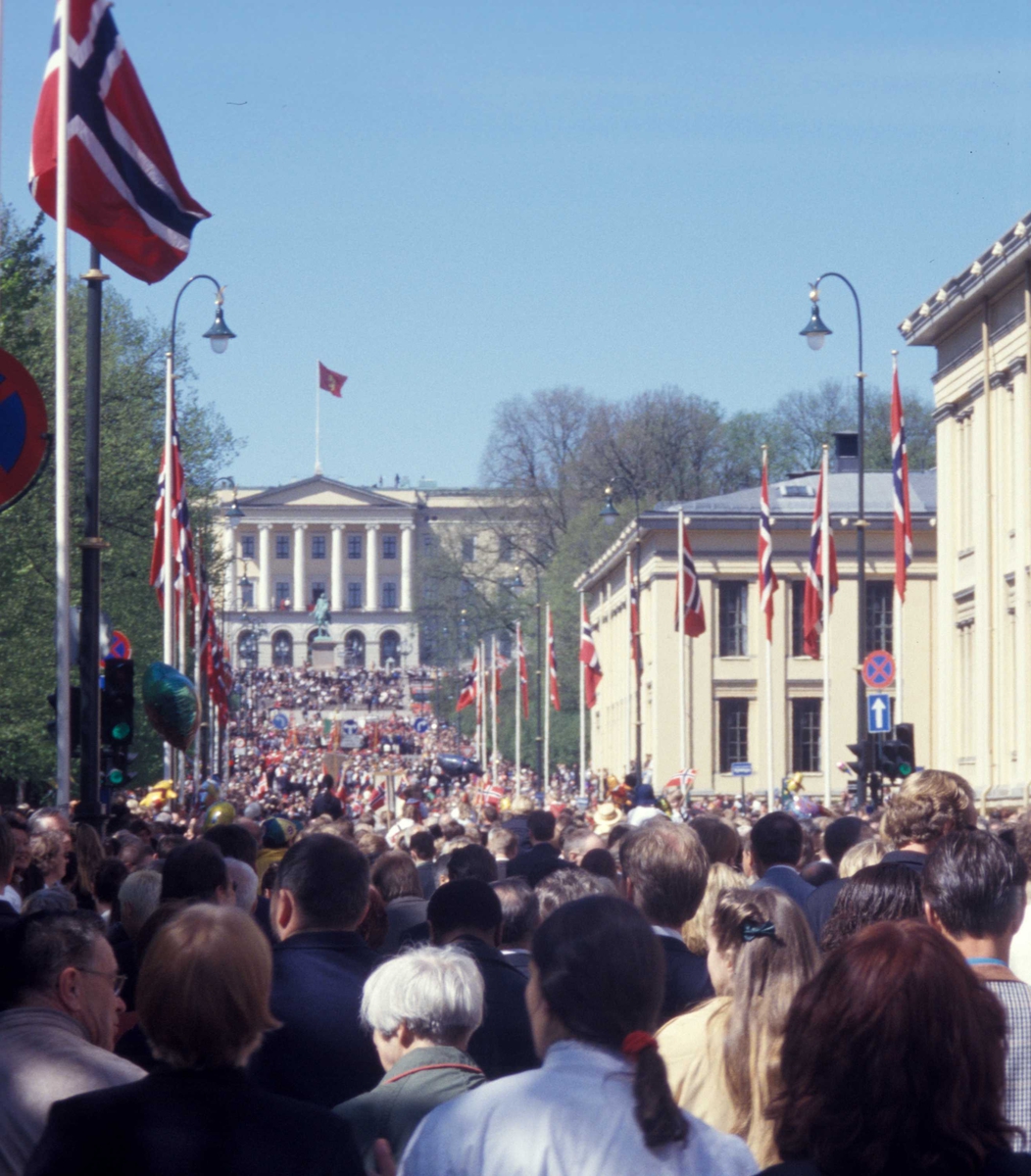 17.mai 1999, Karl Johansgate med Slottet i bakgrunnen.