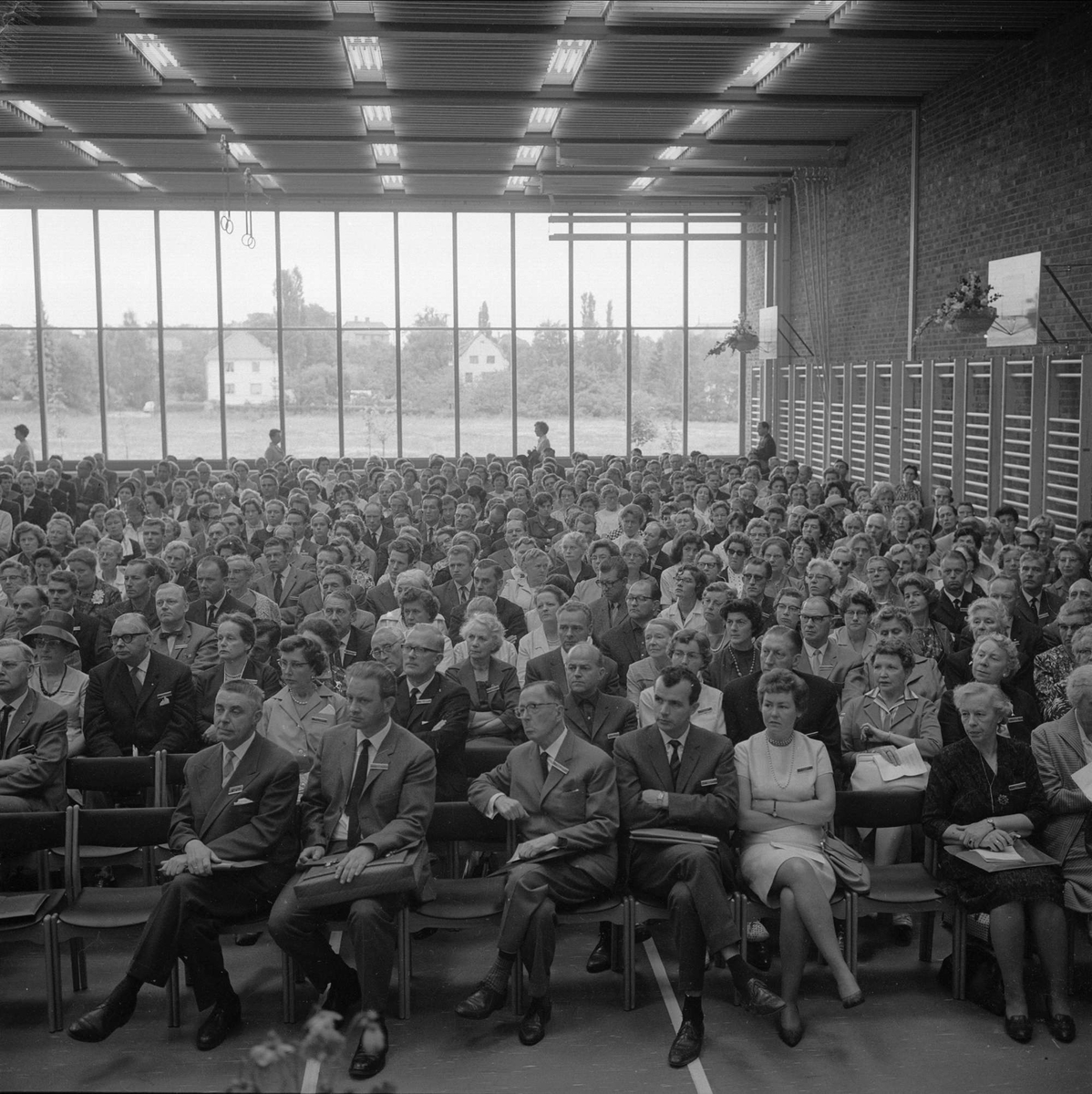 Skolebygning, forsamling i gymsal, Oslo, august 1963.