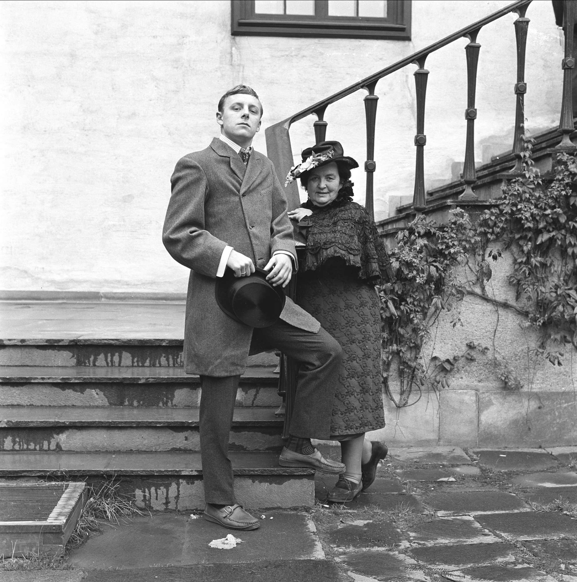 Zinken Hopp og Lennart Aavatsmark i klær fra 1914 på store kavalkade på Bristol, Oslo, 04.09.1964.