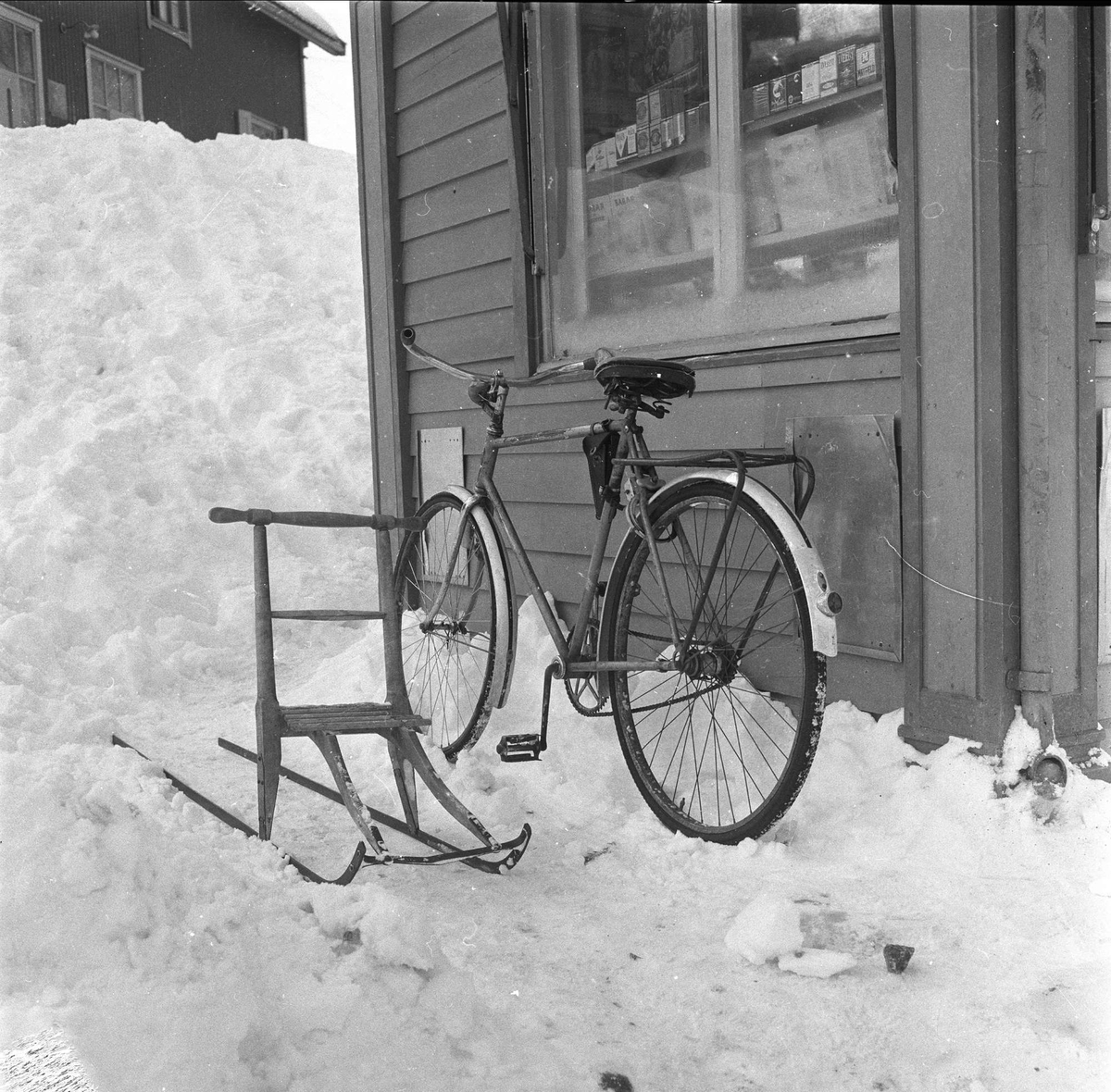 Bebyggelse, dagligliv, bydel Teisen, Oslo, januar1959. Sparkstøtting og sykkel.