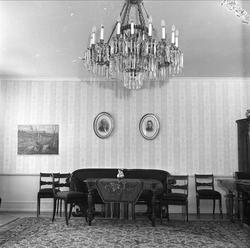 Rødtvedt gård, Oslo, 01.12.1957. Interiør med møbler og lyse