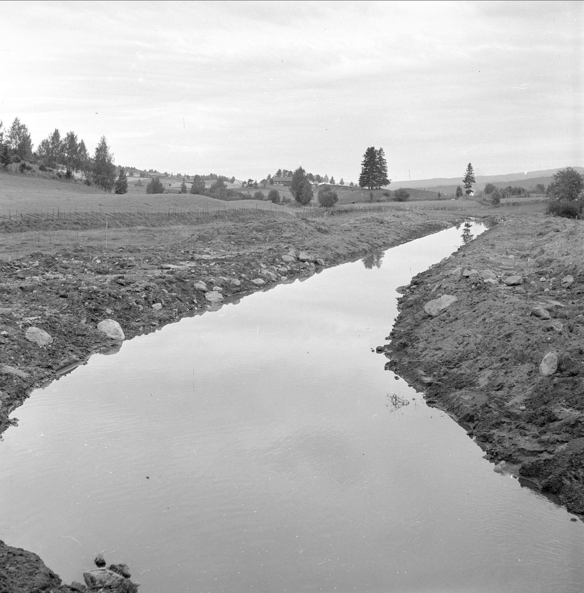 Jaren, Gran, Oppland, 02.09.1954. Senking av Jarenvatnet. Landskap med vann.