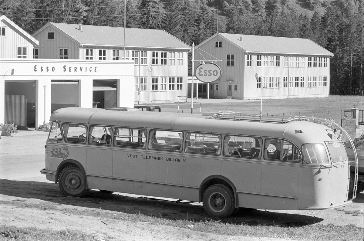 Dalen, Tokke, september 1960. Buss, bensinstasjon og skole.