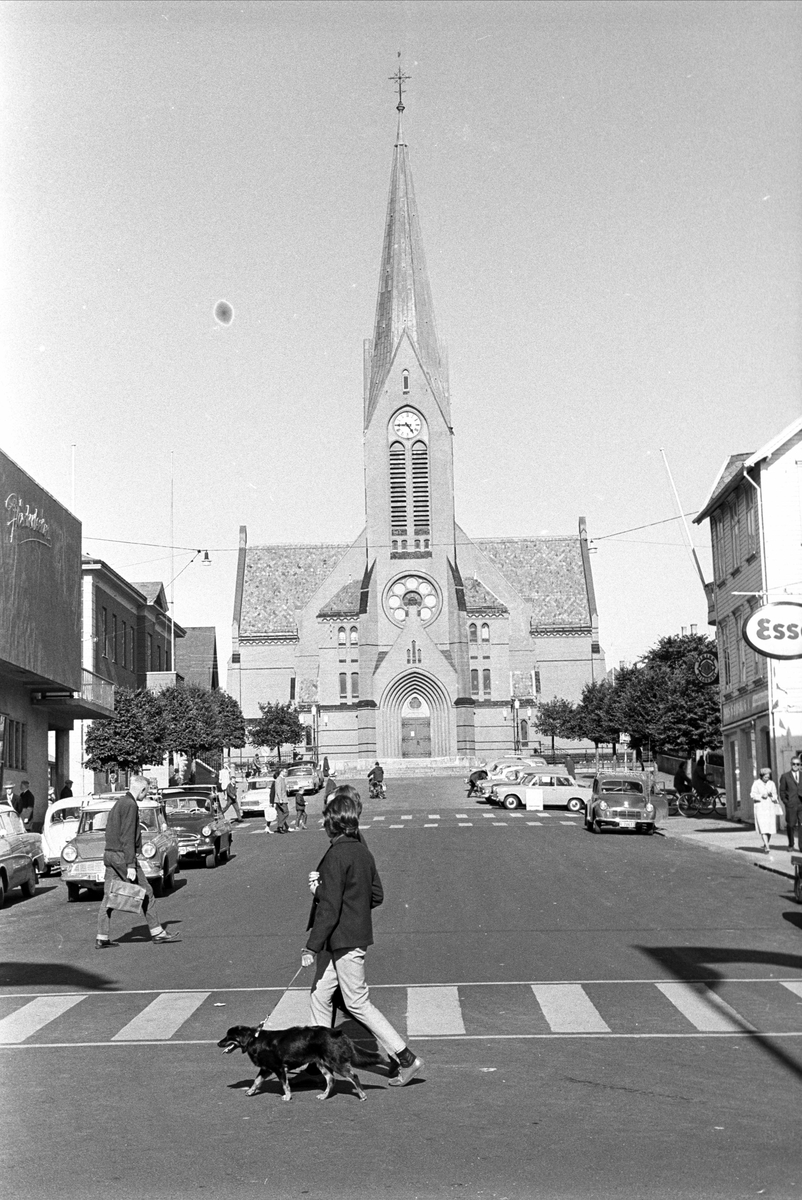 Haugesund, august 1965. Gatebilde, kirke i bakgrunnen.