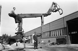 Kongsvinger 22.02.1967. Arbeidere ved en maskin foran indust