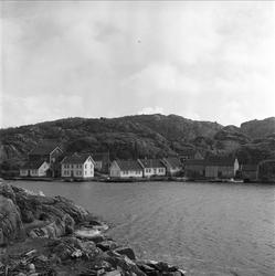 Mandal, Vest-Agder, 28.05.1958. Sørlandshus ved sjøen.