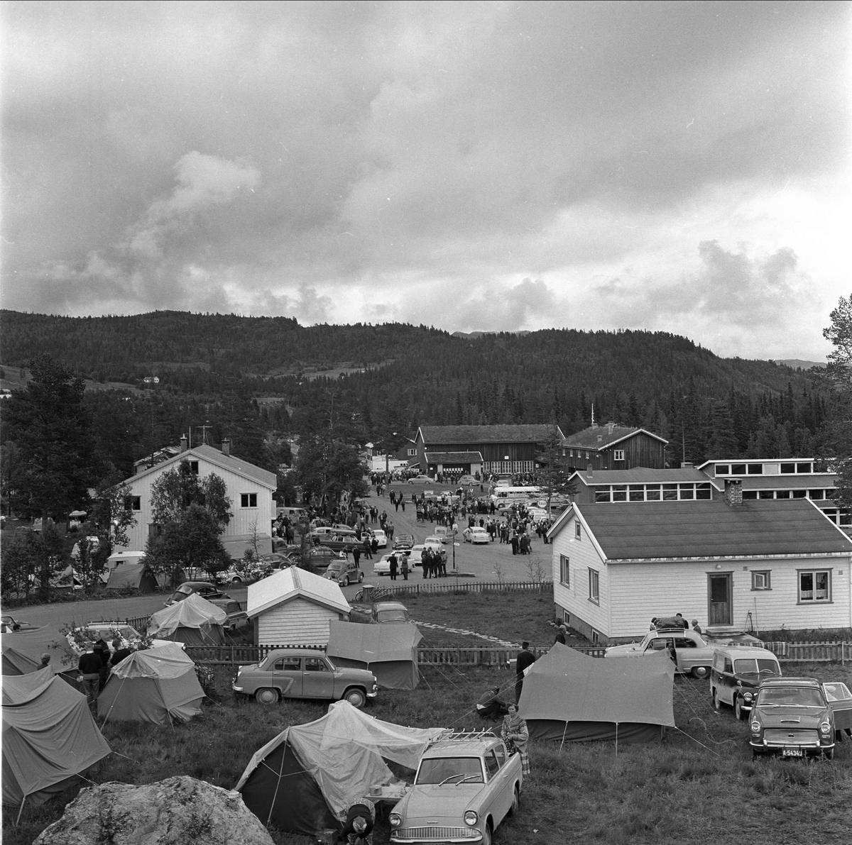 Rauland, Telemark, 07.07.1962. Bygninger, biler og telt.