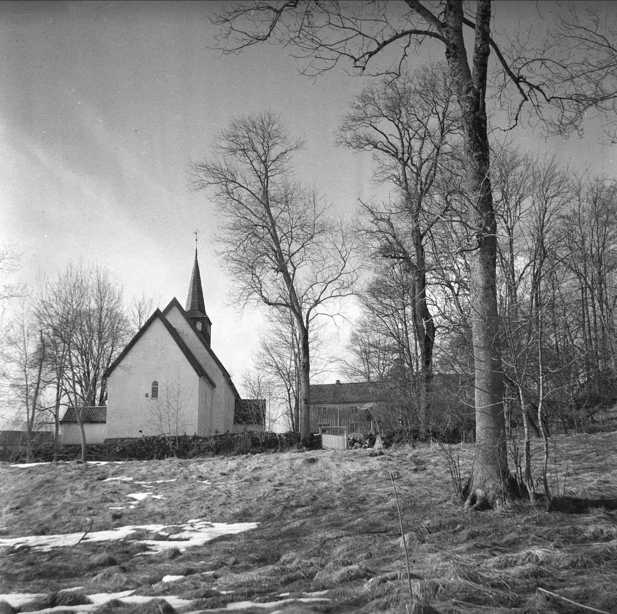 Veøy, Molde, Møre og Romsdal, 19.04.1958. Veøy gamle kirke.