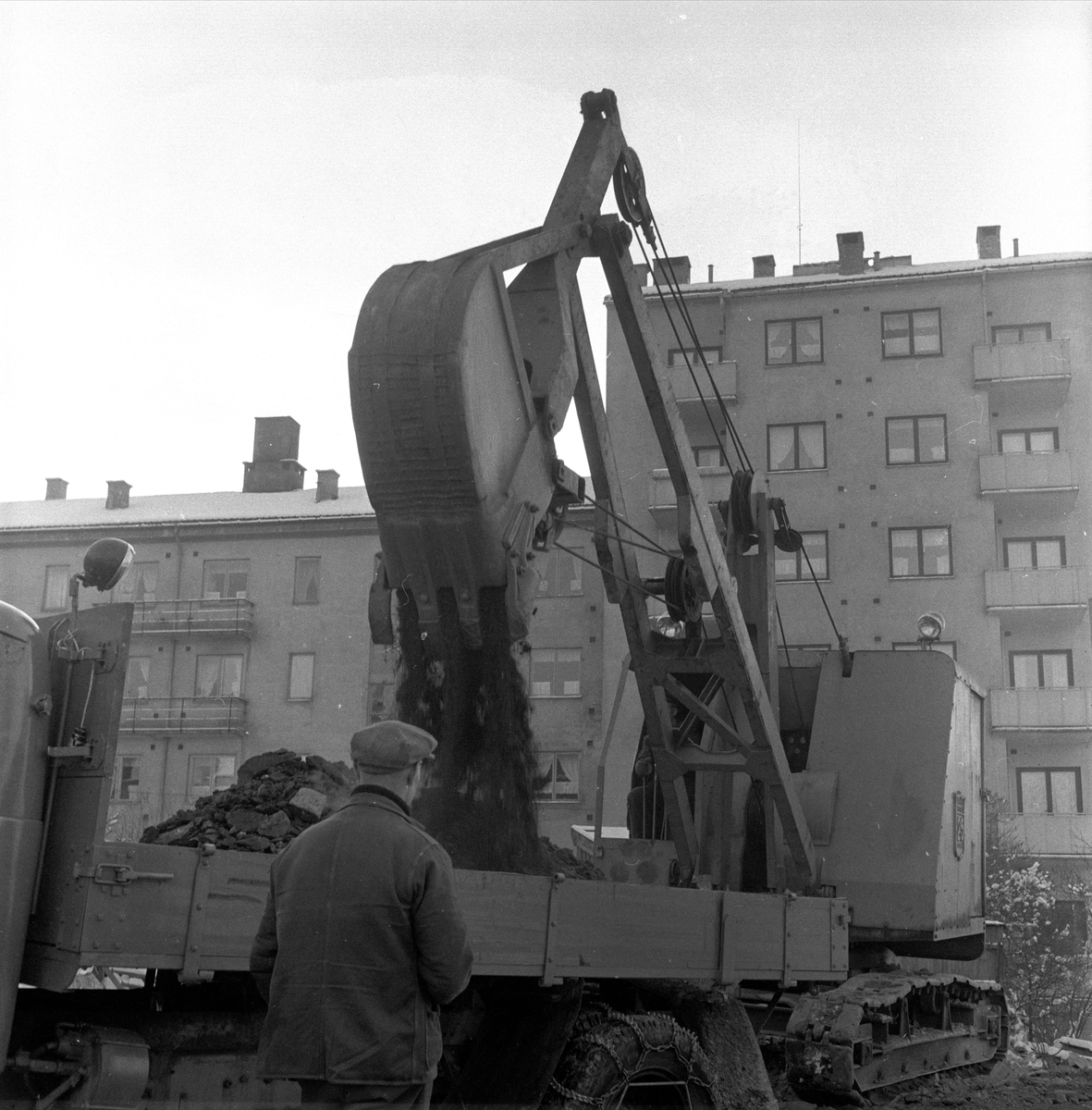 Vaterland, Oslo. Riving. Bygårder, mann, lastebil og gravemaskin.