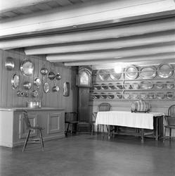 Bogstad gård, Oslo, våren 1957. Interiør, kjøkken.