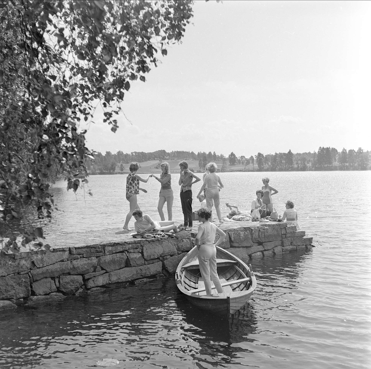 Bogstadvannet, Oslo, 12.06.1961. Badeliv med kano.