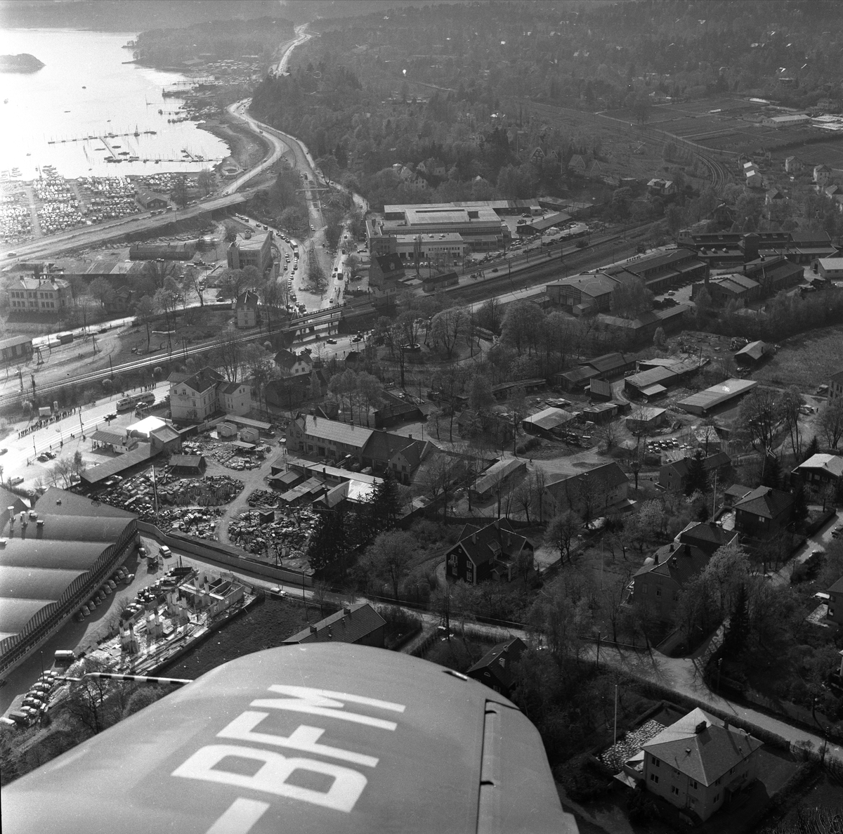 Oslo, 02.05.1959. Flyfoto fra innfartsveier og drabantbyer. 
