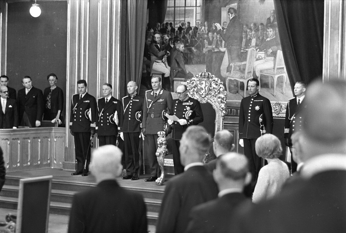 Oslo, juni 1966. Stortingets høytidelige oppløsning, Kong Olav og Kronprins Harald til stede.