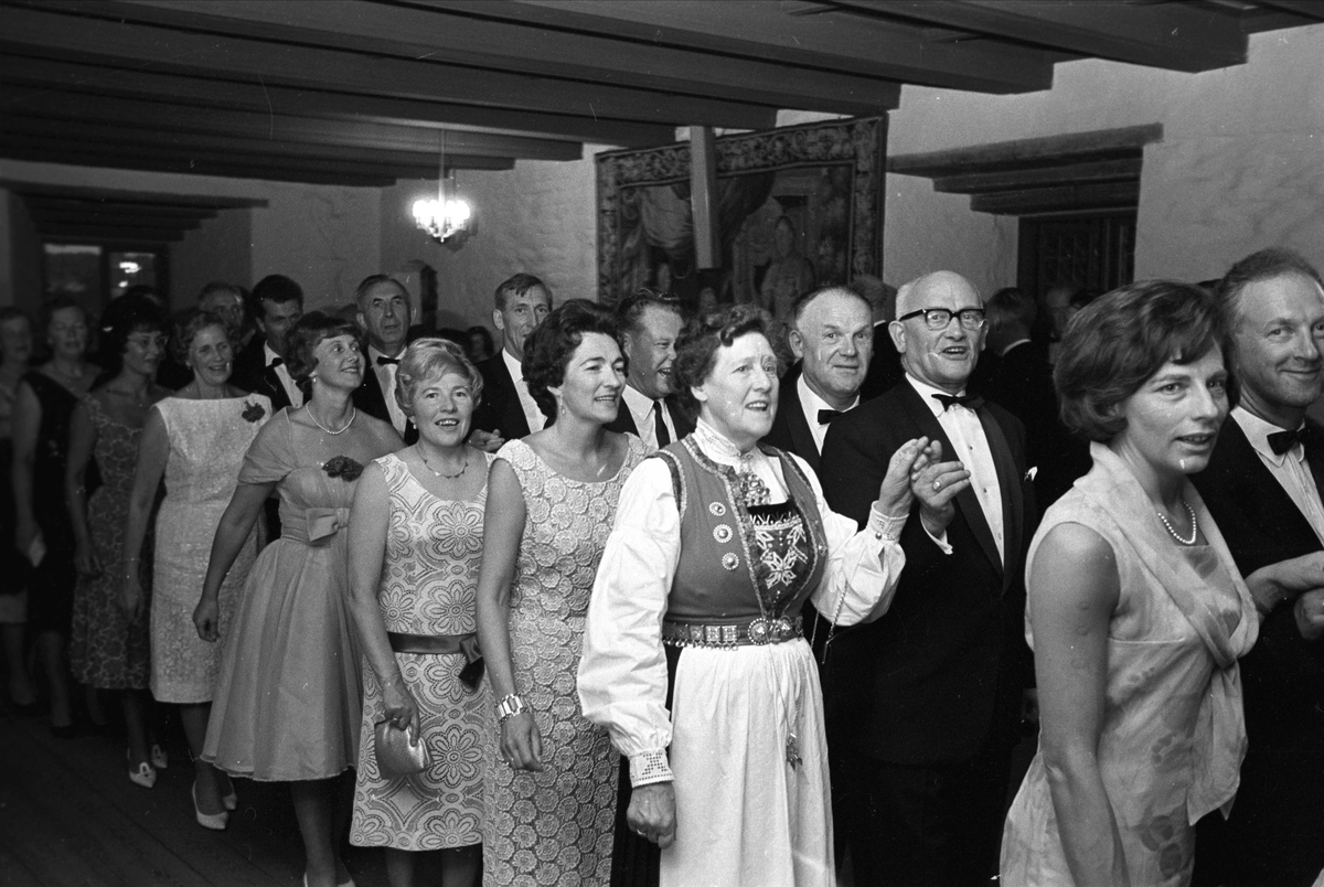 Oslo, 19.06.1965, Stortinget, avslutningsfest på Akershus slott, stortingsrepresentanter i festsalen, polonese.
