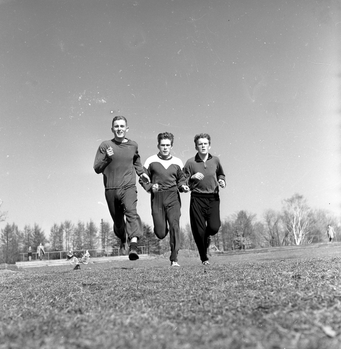 Fredrikstad, 31.03.1957, friidrettstrening.  Erik Greaker, Erik Hauge, Per Winther under løpetrening.