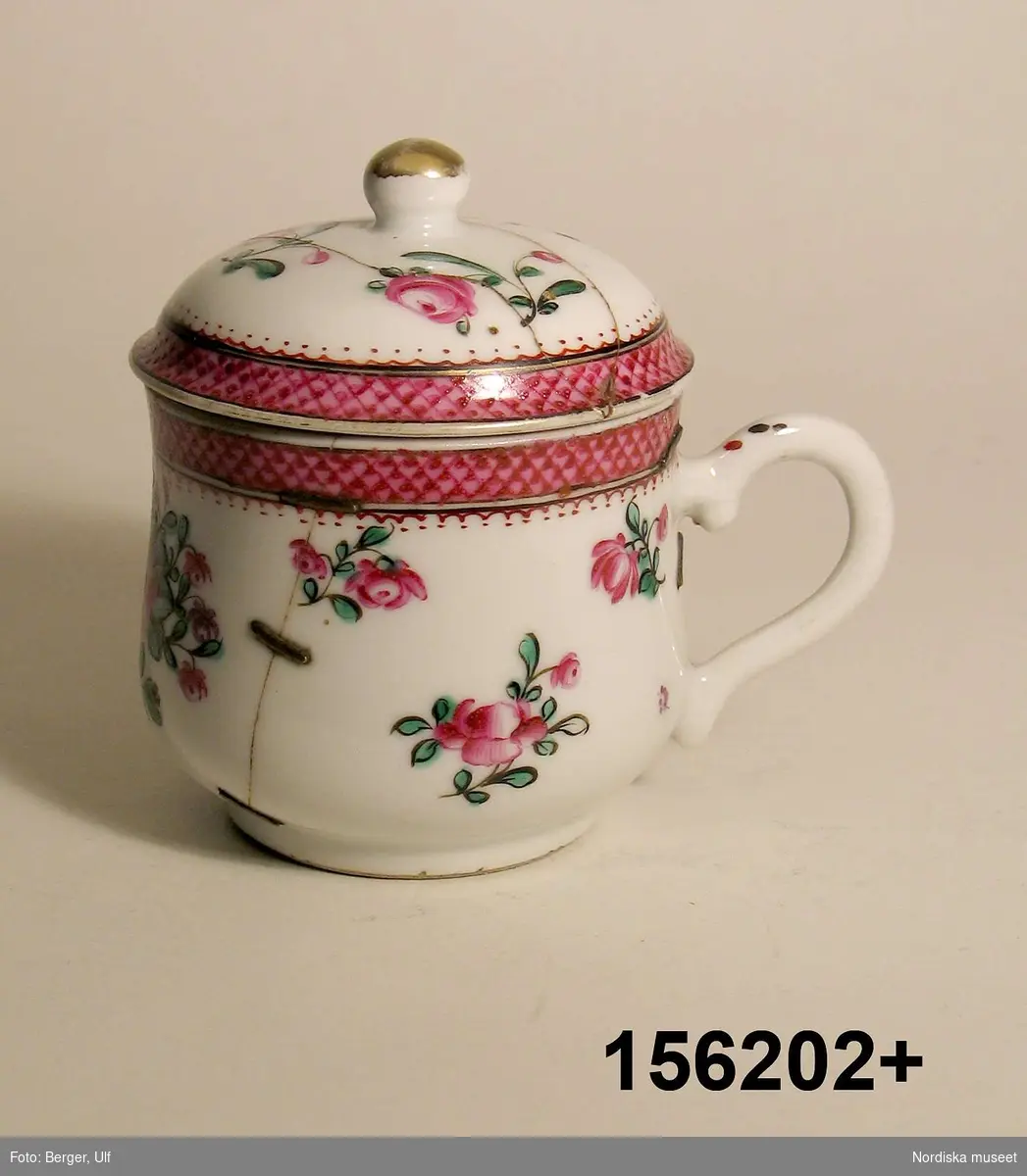 Montertext i Dukade bord: 
Gelékopp av kinesiskt porslin med dekor i famille rose. Kina, (1735-96). 
