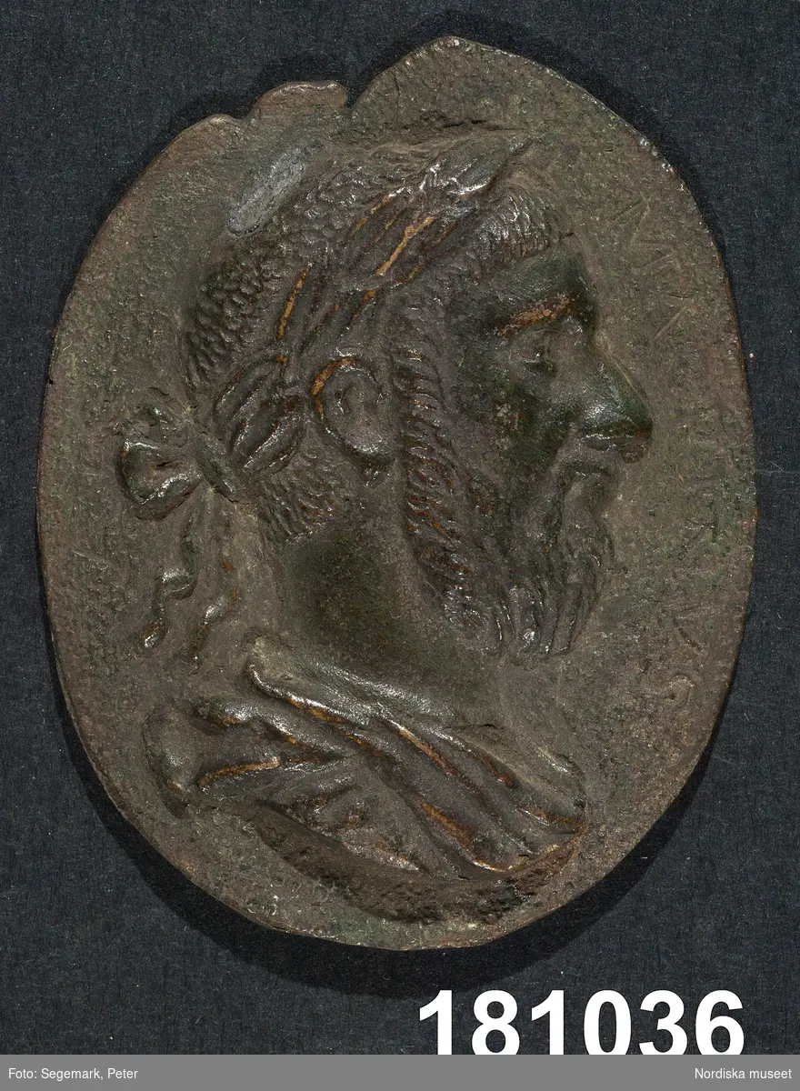 Huvudliggaren:
"Porträttmedaljong av brons , oval profilbild av Kejsar Macrinus. I  Auktion hos H Bukowski, Sthlm."