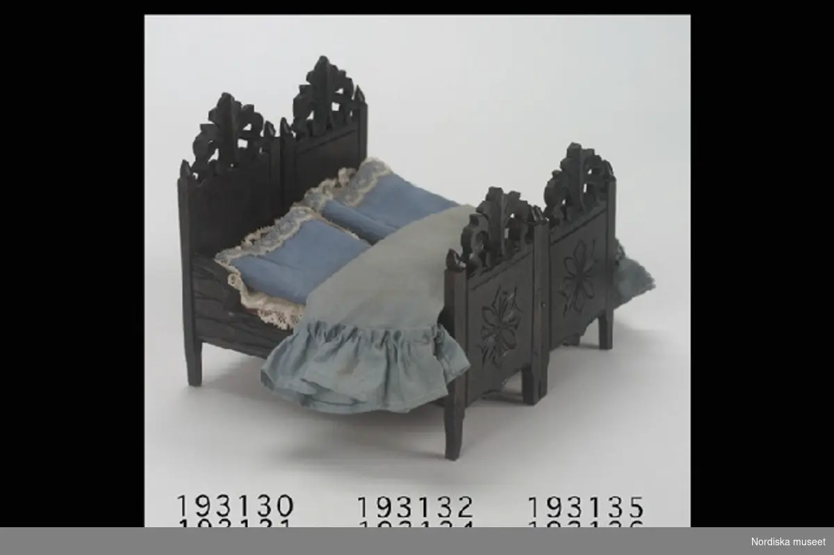 Inventering Sesam 1996-1999:
L 19     B 8,5 (cm)
Två st. lakan (a-b) till dockskåp, rektangulära, av vitt linne (se inv. nr.193.131, samt övriga sängkläder 193.133-193.136).
Tillhör dockskåp inv.nr 193.059. Skåpet och dess möbler är ritade 1880 av givarinnans far som lät en snickare tillverka dem.
Charlotta Dobson Hoffman okt 1997