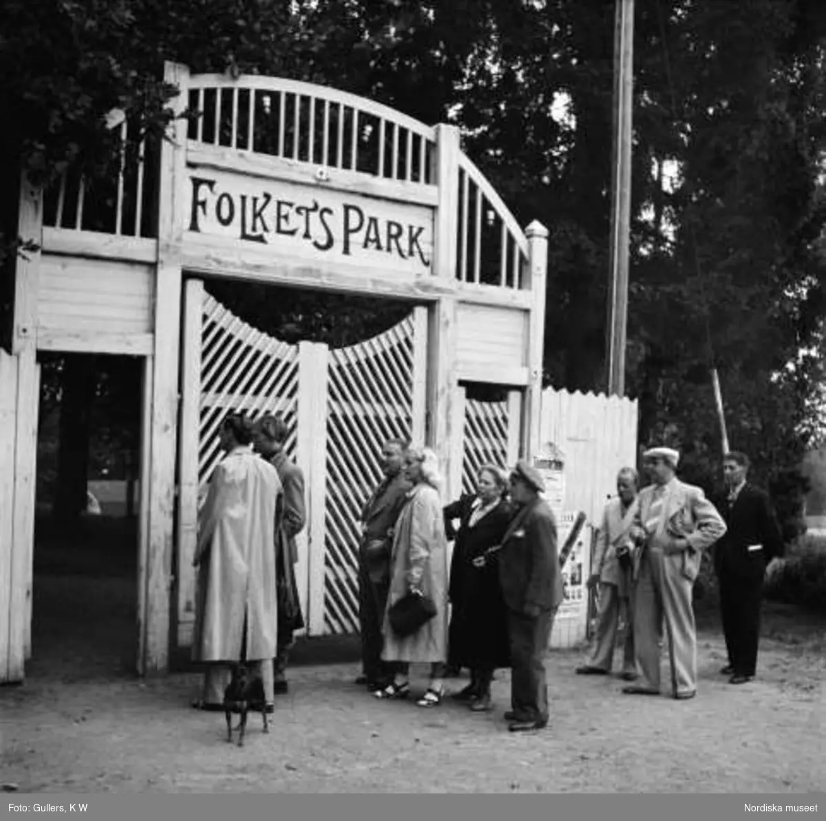 Grupp med människor vid ingången till Folkets park i Flen 1940.