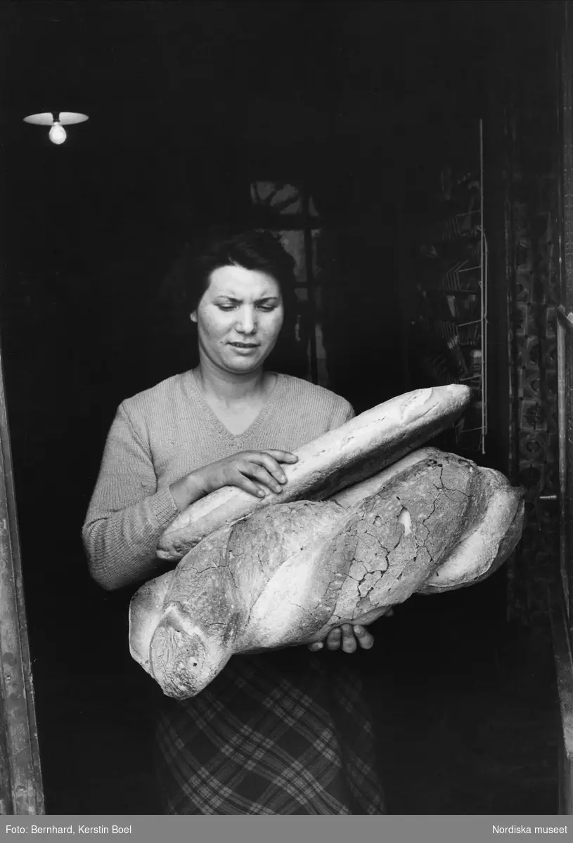 Frankrike, Frégimont. Bagarhustru. En kvinna med brödlimpor.