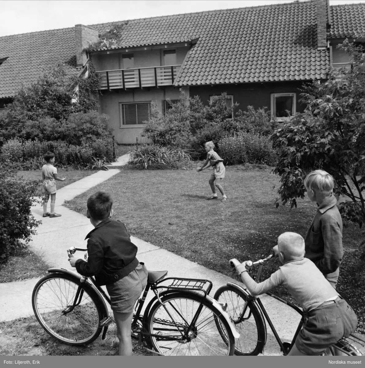 Barn som leker vid radhuslänga. Malmö.