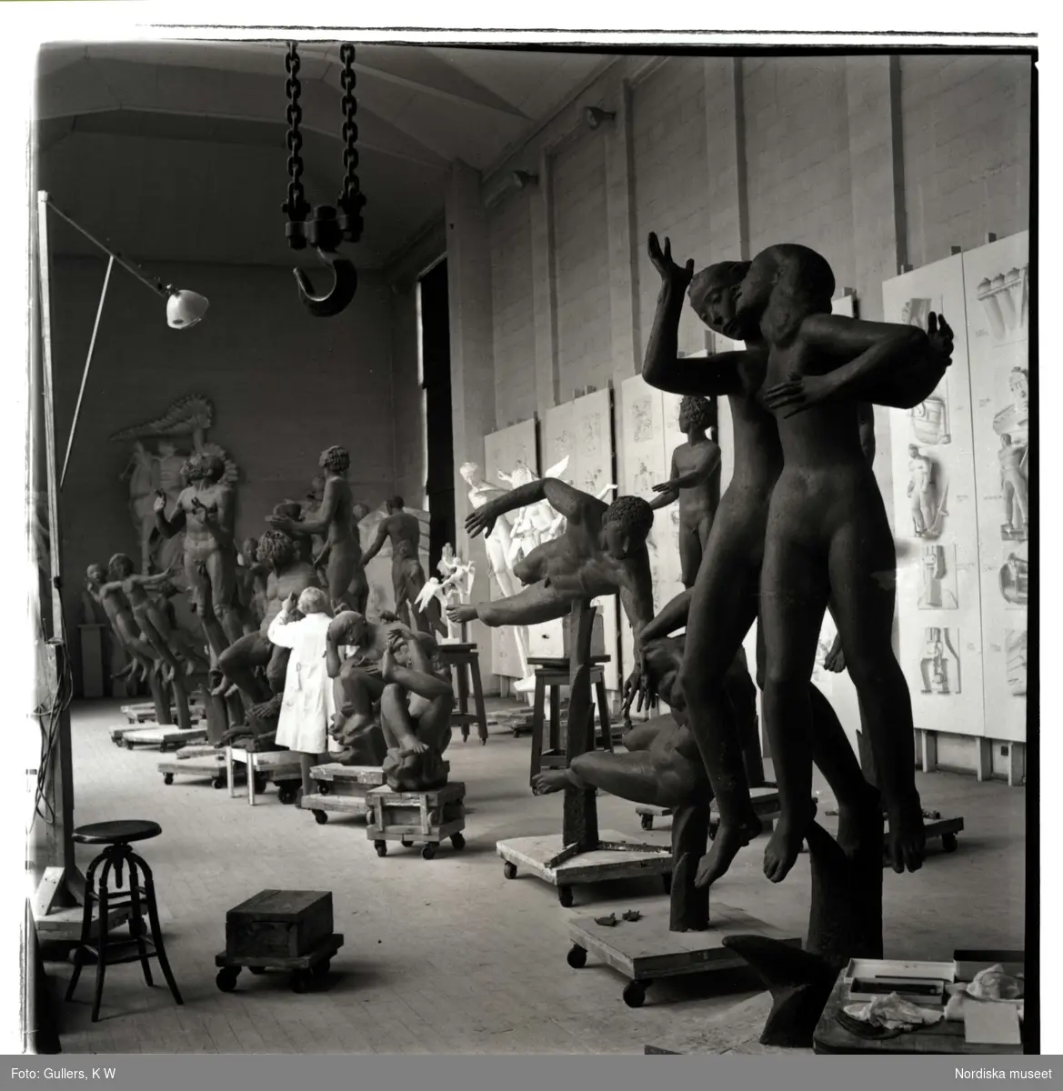 Konstnären Carl Milles i sin ateljé med skulpturer.