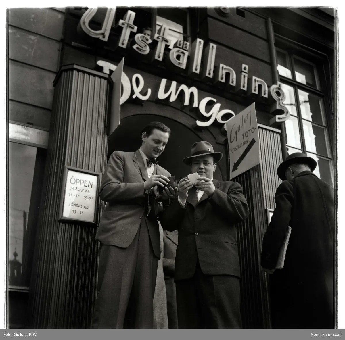 Fotoutställning på konstsalongen De Unga, 1948. Fotografen KW Gullers och författaren StiegTrenter vid entrén.