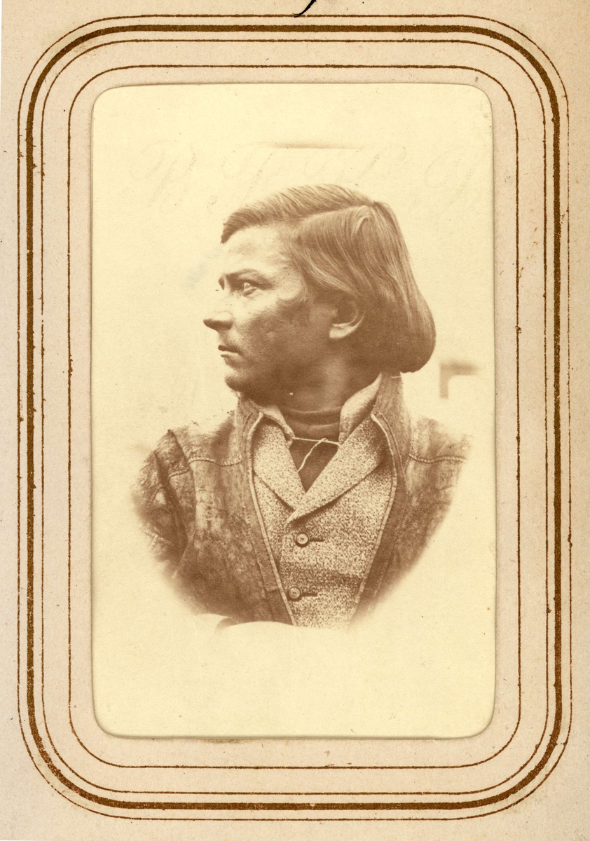 Profilporträtt av Per Olof Amundsson Länta, Sirkas sameby. Ur Lotten von Dübens fotoalbum med motiv från den etnologiska expedition till Lappland som leddes av hennes make Gustaf von Düben 1868.