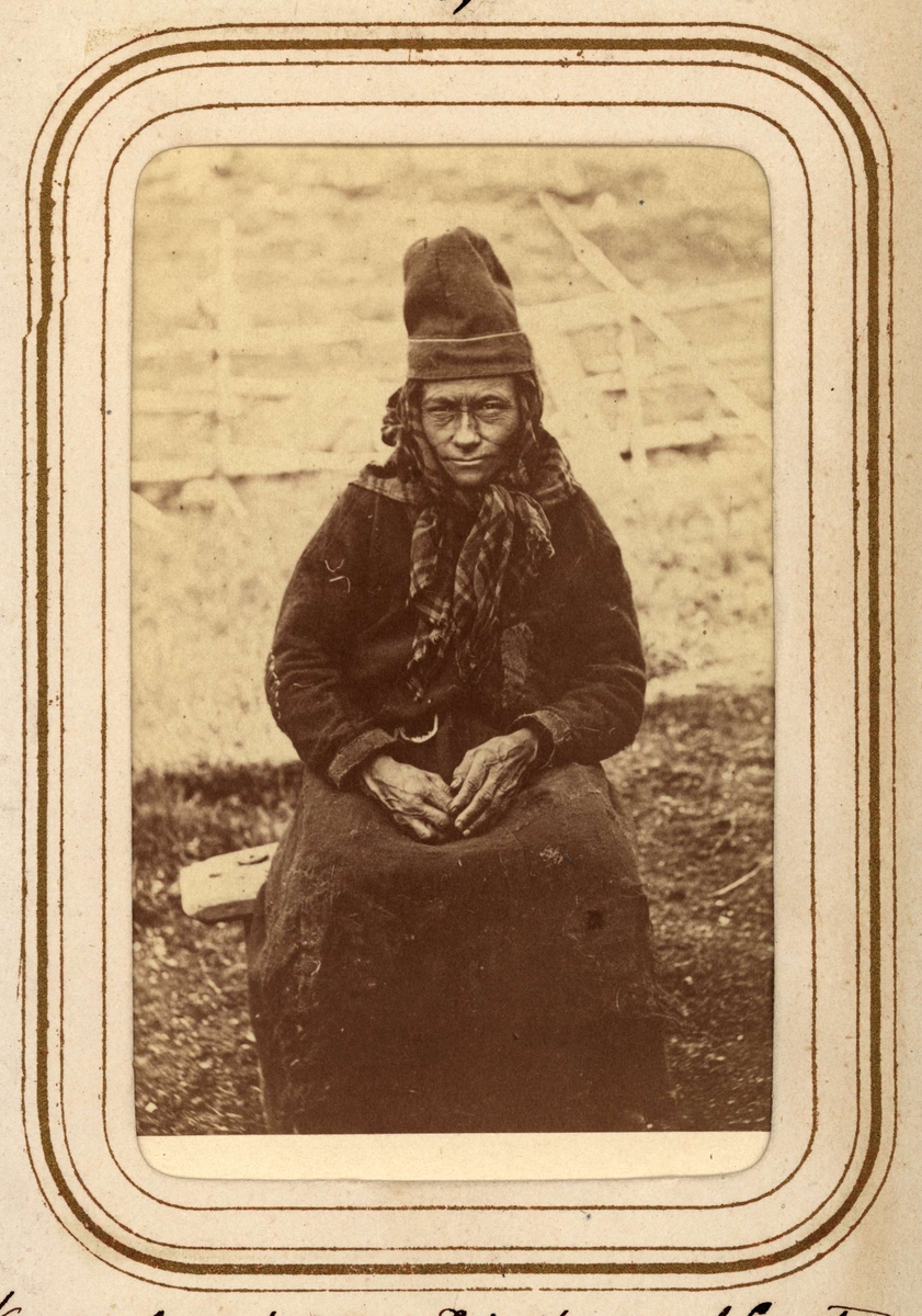 Porträtt av Karin Nilsdotter Finnberg, född Länta, 50 år, Sirkas sameby. Ur Lotten von Dübens fotoalbum med motiv från den etnologiska expedition till Lappland som leddes av hennes make Gustaf von Düben 1868.