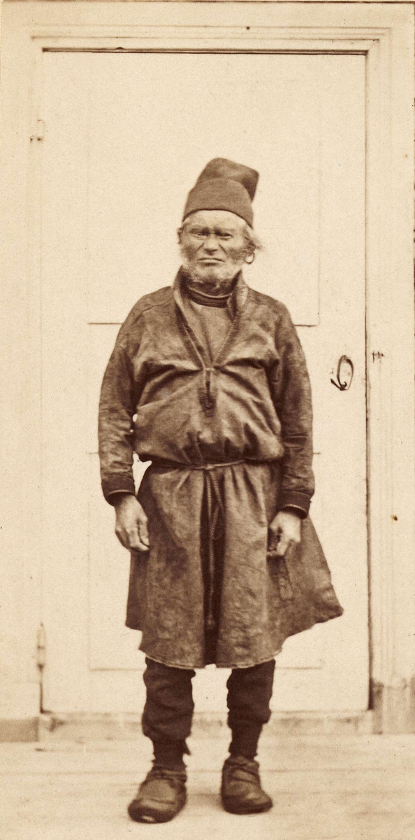 Anders Fjellner avporträtterad i helfigur 1871.