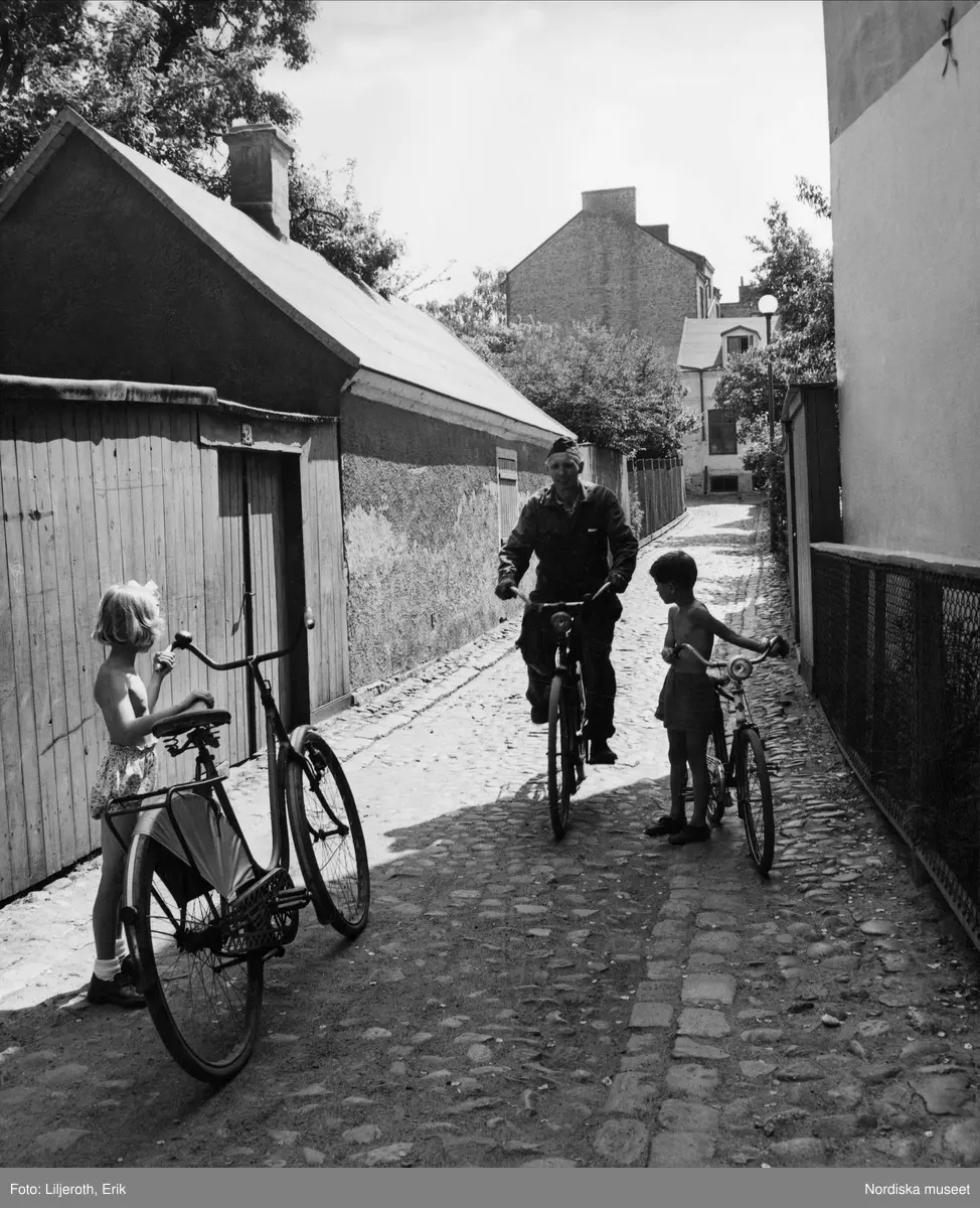 Äldre och yngre cyklister på Källargatans kullerstensbacke